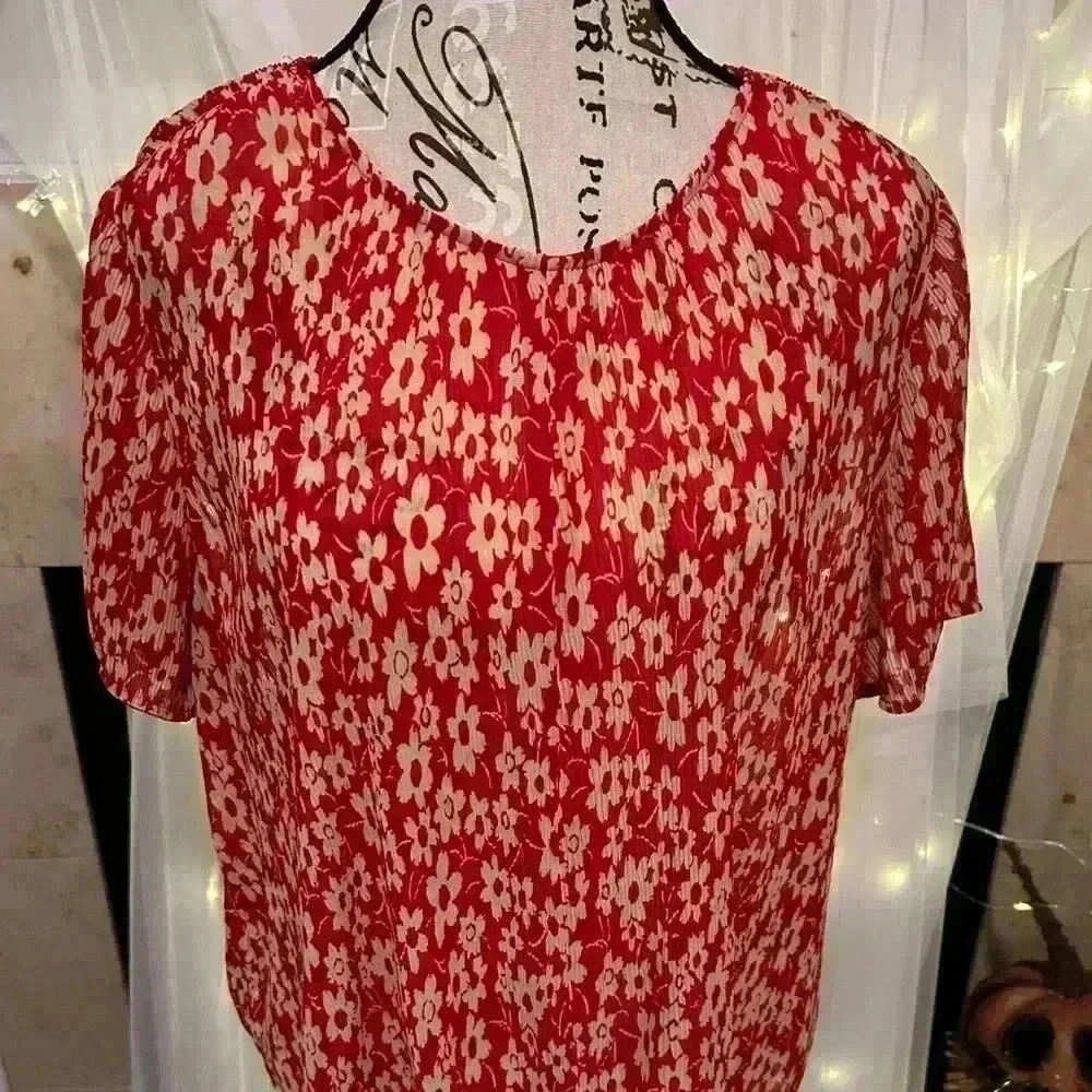 Madewell Crinkle Button Back Tie Tee in Full Bloom. Size Medium. Preowned.